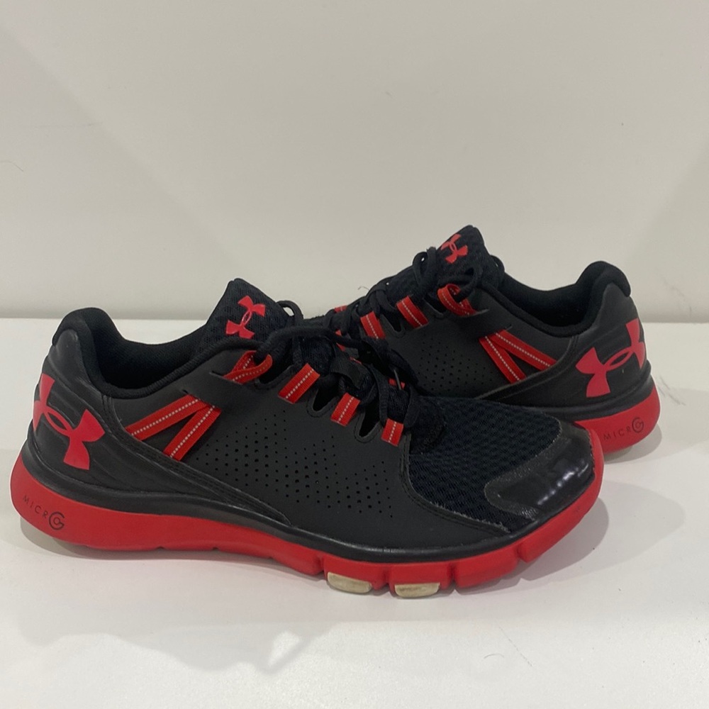 PRE-OWNED UNDER ARMOUR Men’s size 9.5